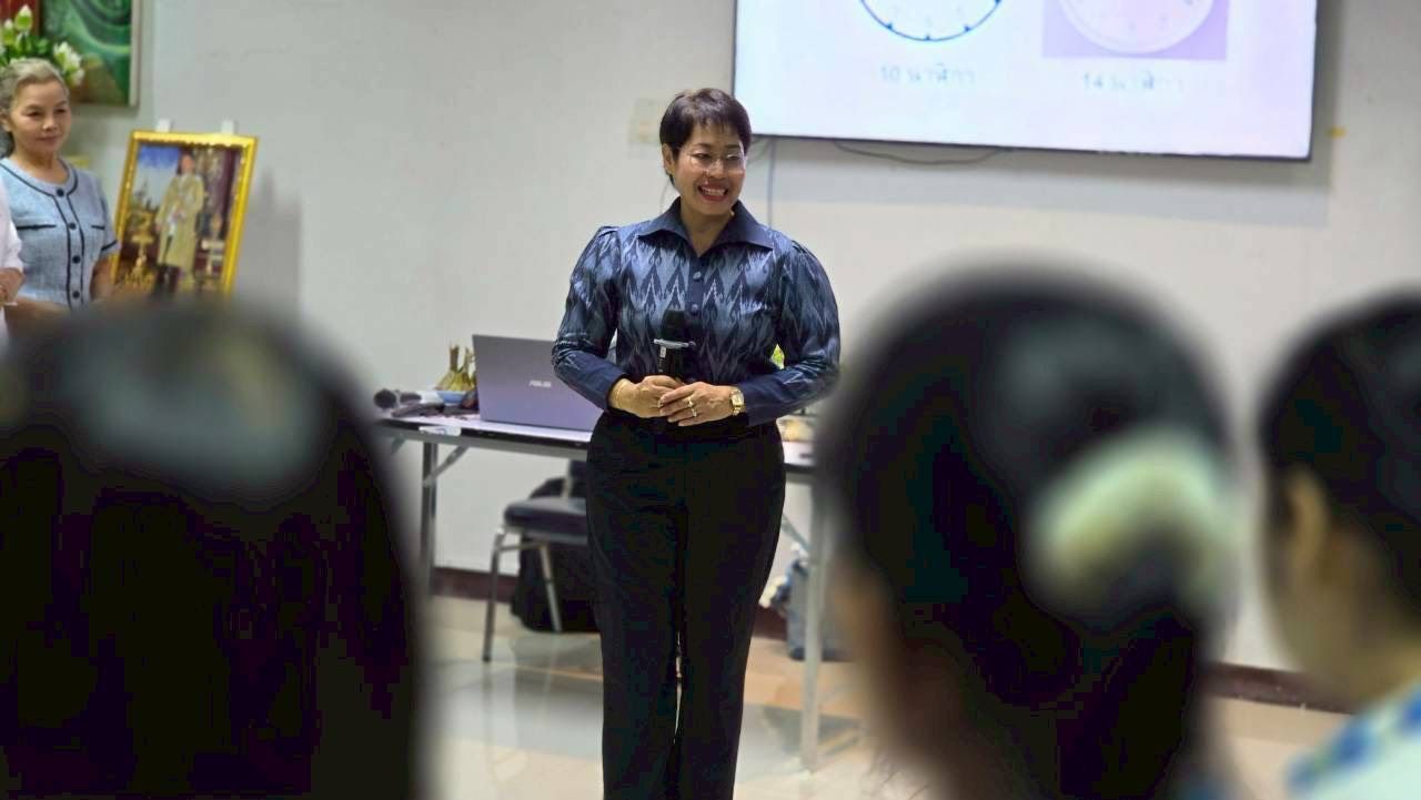 "สวยสง่าอย่างผู้นำ! ศพช.พิษณุโลก สนับสนุนวิทยากรเสริมจริตสตรีวังทอง ติวเข้มบุคลิกภาพและการแต่งกายสู่สากล ในโครงการ 'ปรับลุค ปลุกความมั่นใจ'" วันที่ 9 เมษายน 2569